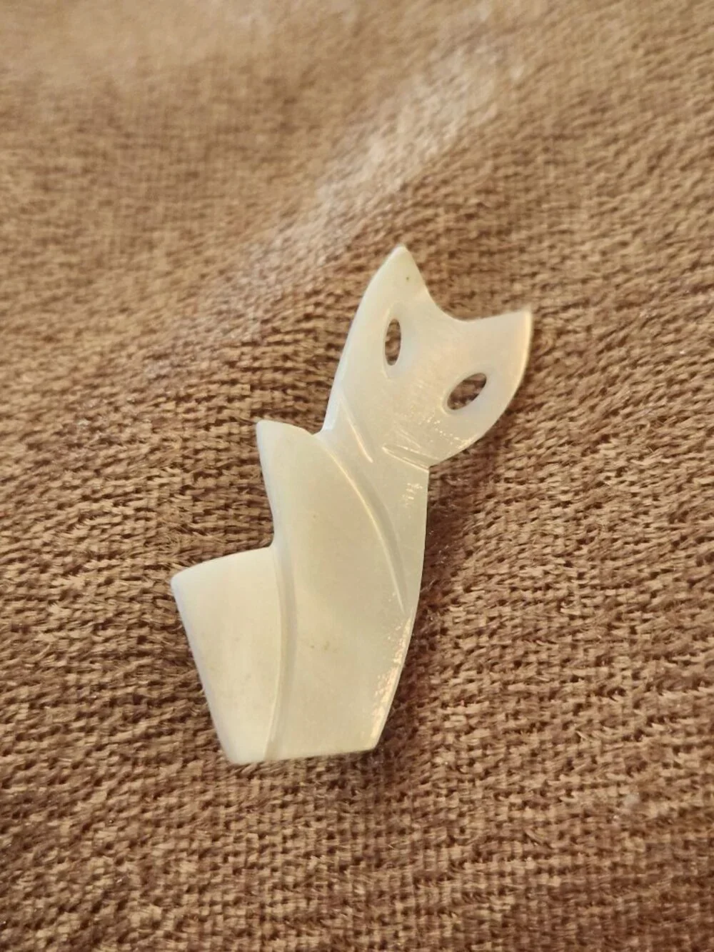hand-carved mother-of-pearl or shell cat figural brooch